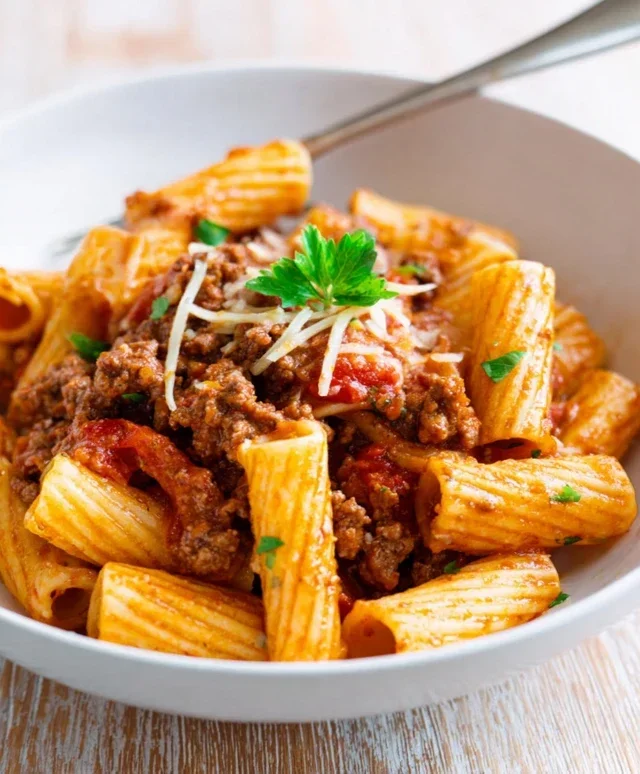 Beef Pasta in Tomato Sauce {Beef Ragu Pasta}
